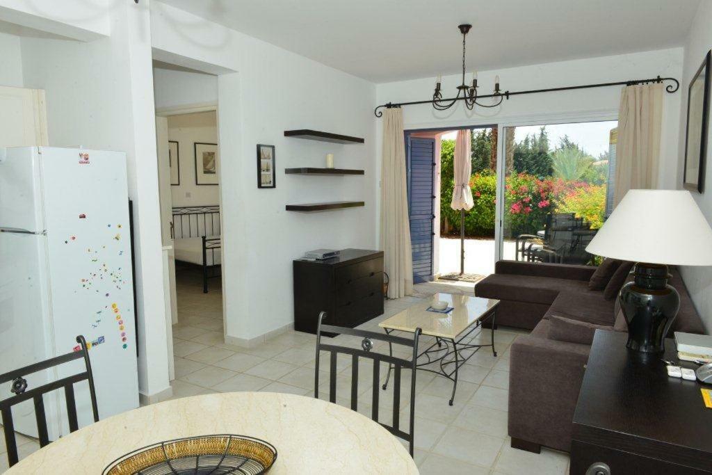 Limnaria Villas Sunny Garden Apartment Paphos ภายนอก รูปภาพ