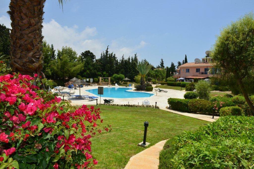 Limnaria Villas Sunny Garden Apartment Paphos ภายนอก รูปภาพ